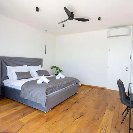 Beachfront Sol&mar With Heated Pool And Jacuzzi Kaštela