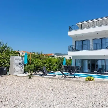 Beachfront Sol&mar With Heated Pool And Jacuzzi Villa *