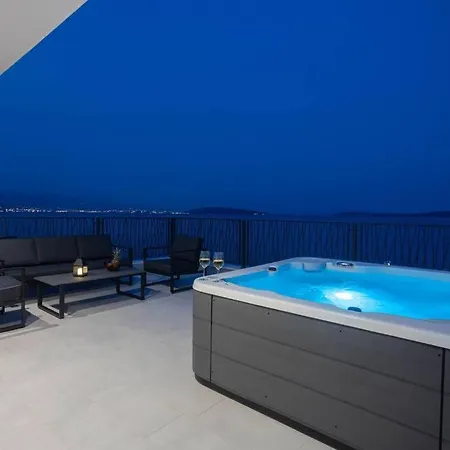 Beachfront Sol&mar With Heated Pool And Jacuzzi *