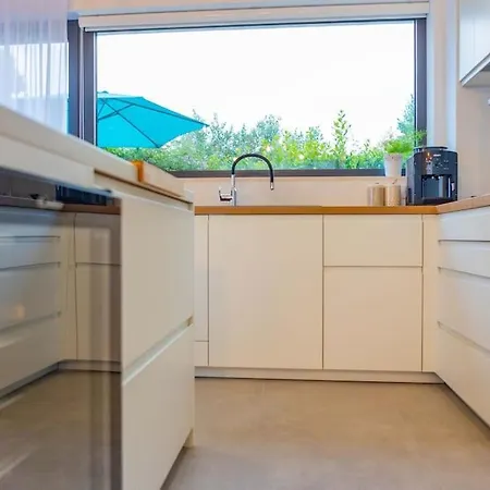 Beachfront Sol&mar With Heated Pool And Jacuzzi Kaštela