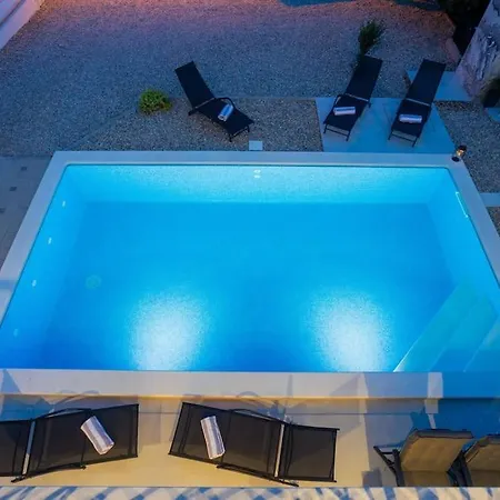 Beachfront Sol&mar With Heated Pool And Jacuzzi * Kaštela