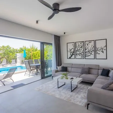 Villa Beachfront Sol&mar With Heated Pool And Jacuzzi