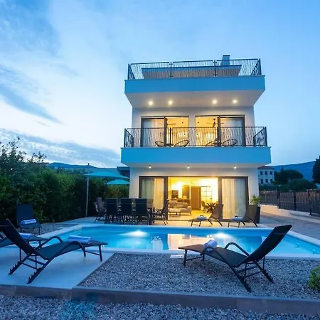 Beachfront Sol&mar With Heated Pool And Jacuzzi Villa *