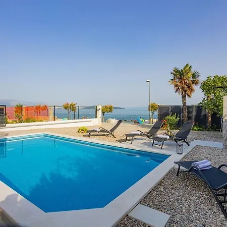 Beachfront Sol&mar With Heated Pool And Jacuzzi * Kaštela