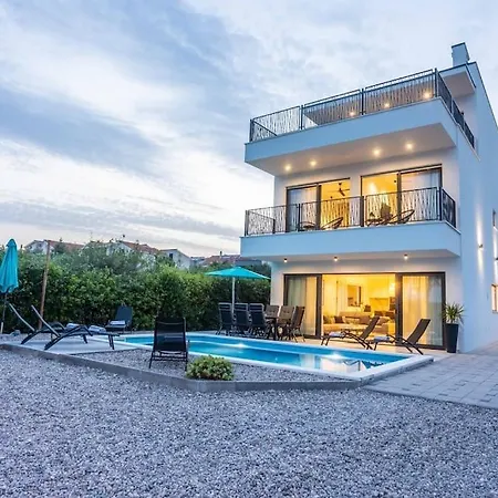 Beachfront Sol&mar With Heated Pool And Jacuzzi * Kaštela