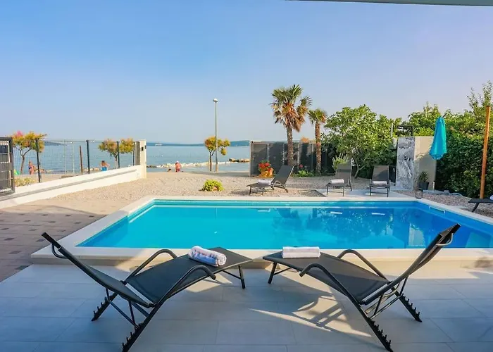 别墅 Beachfront Sol&mar With Heated Pool And Jacuzzi Kaštela