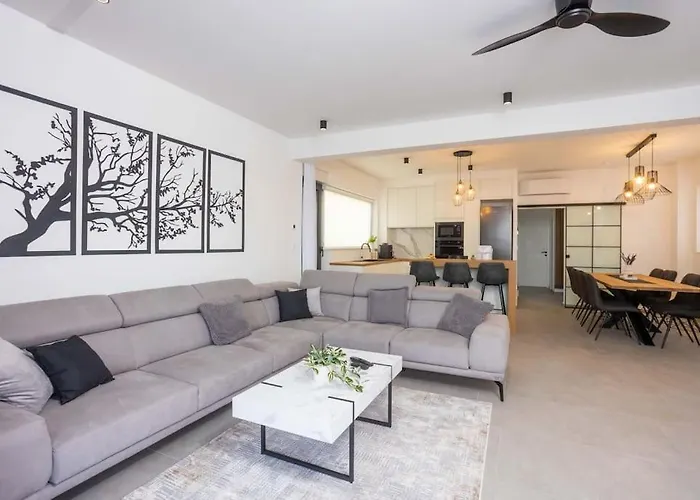 Beachfront Sol&mar With Heated Pool And Jacuzzi Kaštela