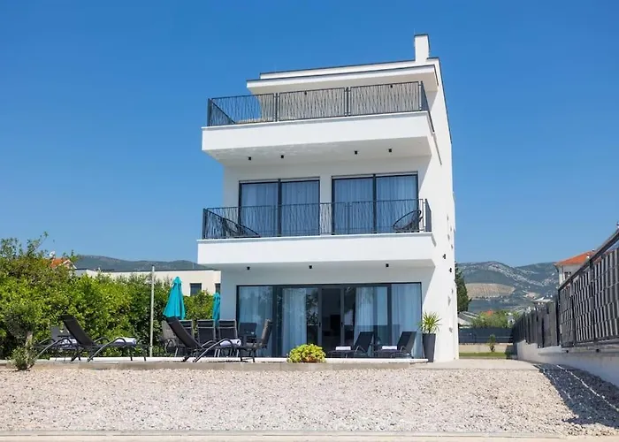 Beachfront Sol&mar With Heated Pool And Jacuzzi Kaštela