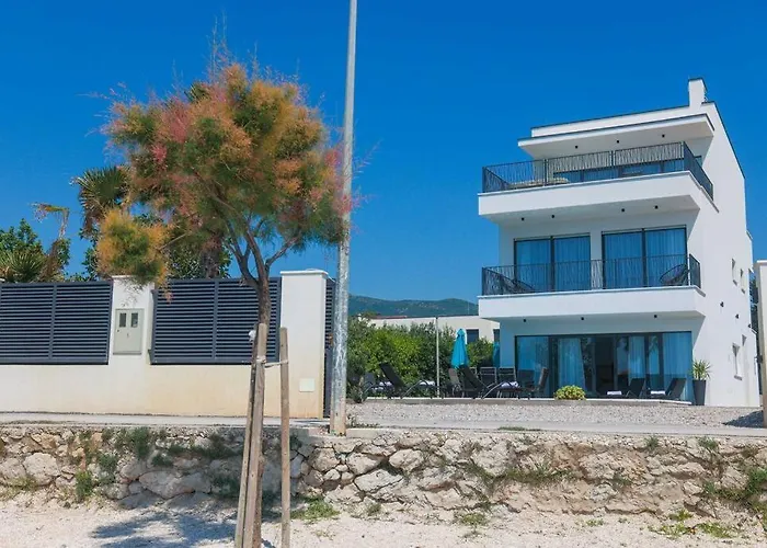 Beachfront Sol&mar With Heated Pool And Jacuzzi 别墅 Kaštela