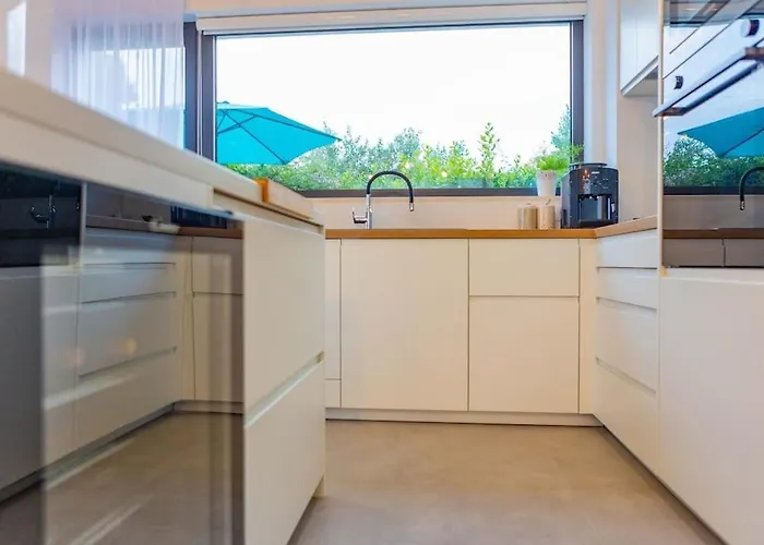 Beachfront Sol&mar With Heated Pool And Jacuzzi Kaštela