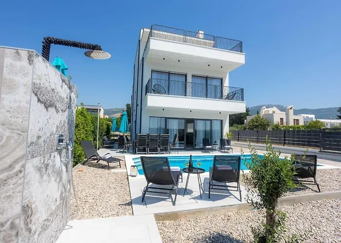 别墅 Beachfront Sol&mar With Heated Pool And Jacuzzi Kaštela