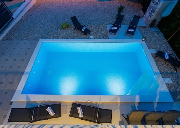 Beachfront Sol&mar With Heated Pool And Jacuzzi * Kaštela