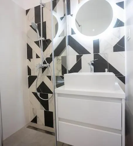 Beachfront Sol&mar With Heated Pool And Jacuzzi * Kaštela