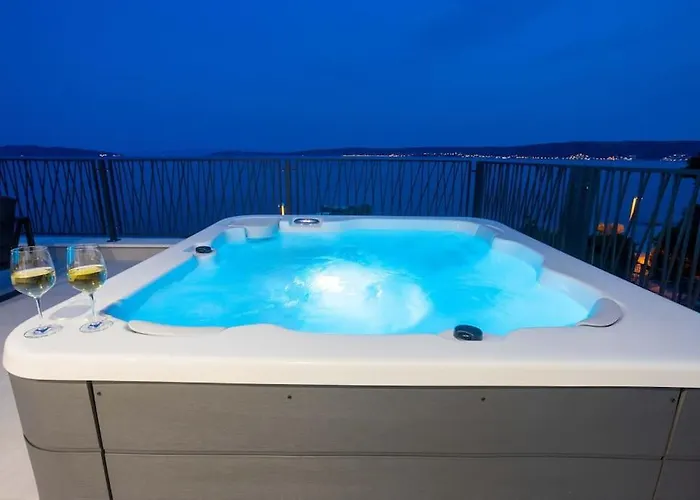 Beachfront Sol&mar With Heated Pool And Jacuzzi 别墅 Kaštela