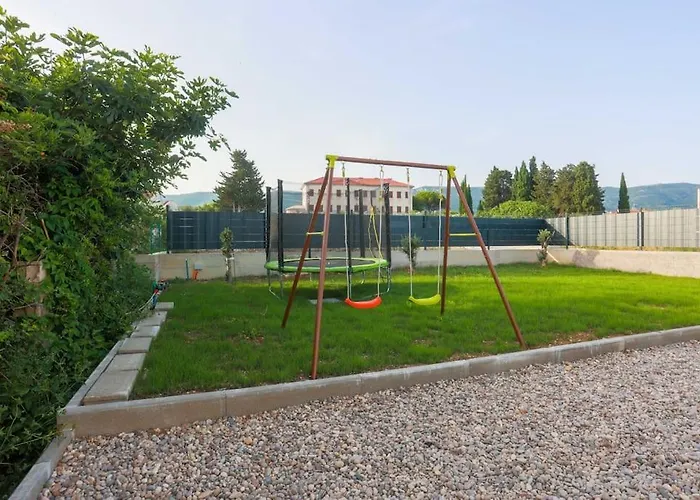 Beachfront Sol&mar With Heated Pool And Jacuzzi Kaštela