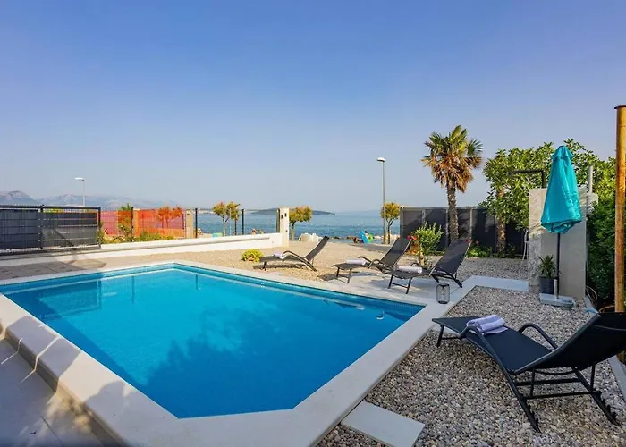 Beachfront Sol&mar With Heated Pool And Jacuzzi * Kaštela