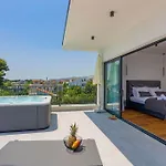 Villa Beachfront Sol&mar With Heated Pool And Jacuzzi Kastela