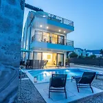 Beachfront Sol&mar With Heated Pool And Jacuzzi Villa