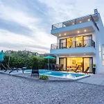Beachfront Sol&mar With Heated Pool And Jacuzzi * Kastela