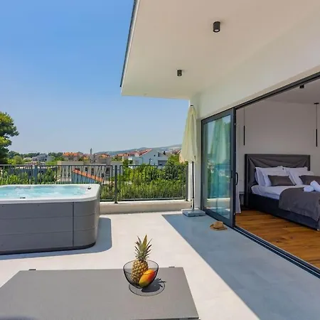 וילה Beachfront Sol&mar With Heated Pool And Jacuzzi Kaštela