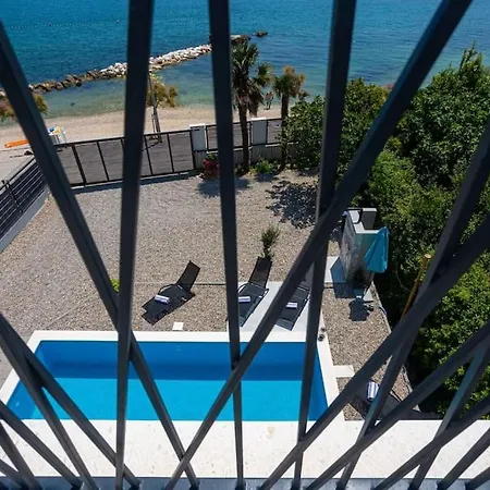 别墅 Beachfront Sol&mar With Heated Pool And Jacuzzi Kaštela