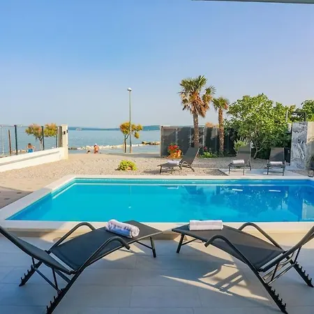 וילה Beachfront Sol&mar With Heated Pool And Jacuzzi Kaštela