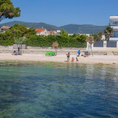 Beachfront Sol&mar With Heated Pool And Jacuzzi * Kaštela