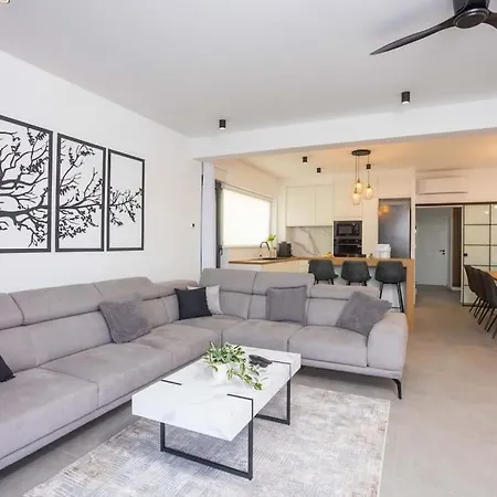 Beachfront Sol&mar With Heated Pool And Jacuzzi Kaštela