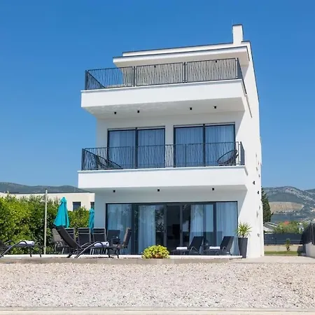 Beachfront Sol&mar With Heated Pool And Jacuzzi Kaštela