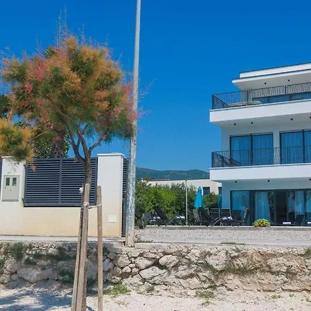 Beachfront Sol&mar With Heated Pool And Jacuzzi 빌라 Kaštela