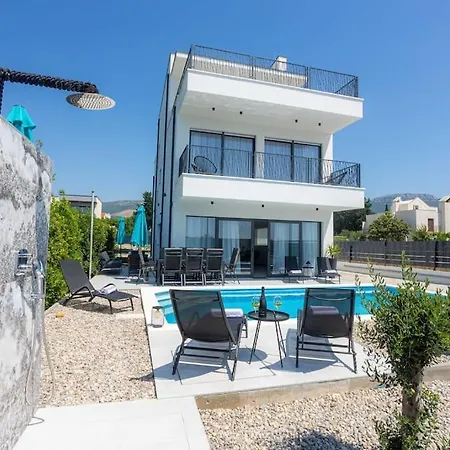 וילה Beachfront Sol&mar With Heated Pool And Jacuzzi Kaštela
