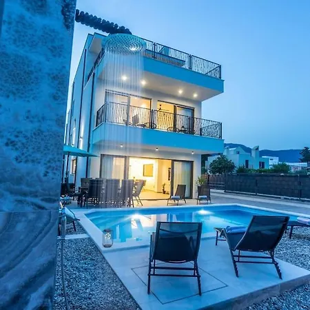 Beachfront Sol&mar With Heated Pool And Jacuzzi וילה