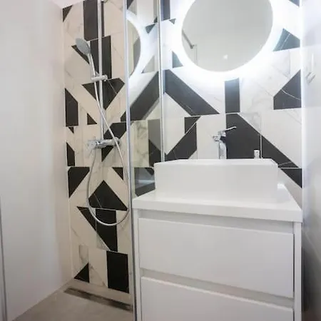 Beachfront Sol&mar With Heated Pool And Jacuzzi * Kaštela