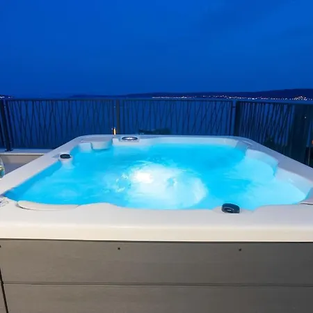 Beachfront Sol&mar With Heated Pool And Jacuzzi 别墅 Kaštela