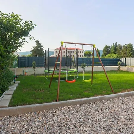 Beachfront Sol&mar With Heated Pool And Jacuzzi Kaštela