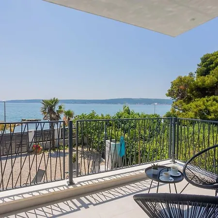 Beachfront Sol&mar With Heated Pool And Jacuzzi Kaštela