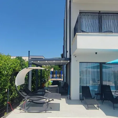 Beachfront Sol&mar With Heated Pool And Jacuzzi Kaštela