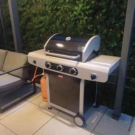 Beachfront Sol&mar With Heated Pool And Jacuzzi Kaštela