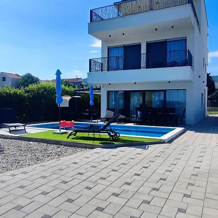 Beachfront Sol&mar With Heated Pool And Jacuzzi 빌라 Kaštela
