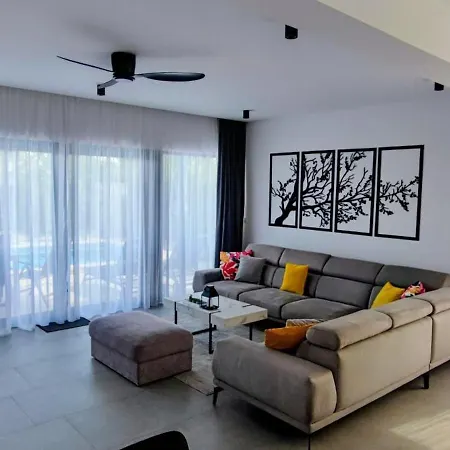 Beachfront Sol&mar With Heated Pool And Jacuzzi