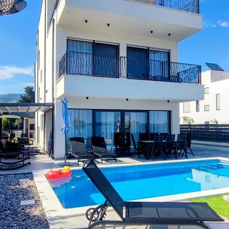 Beachfront Sol&mar With Heated Pool And Jacuzzi Kaštela