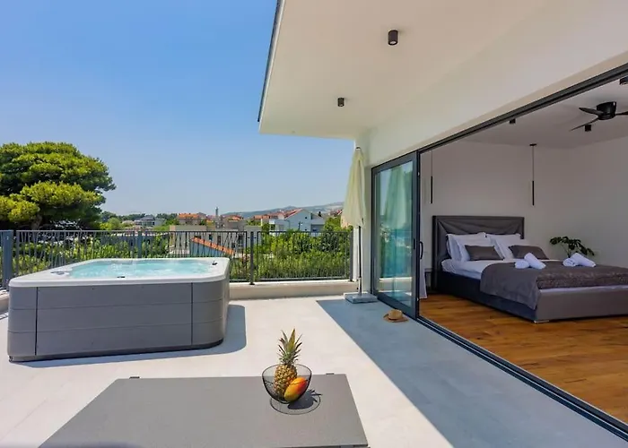 ヴィラ Beachfront Sol&mar With Heated Pool And Jacuzzi Kaštela