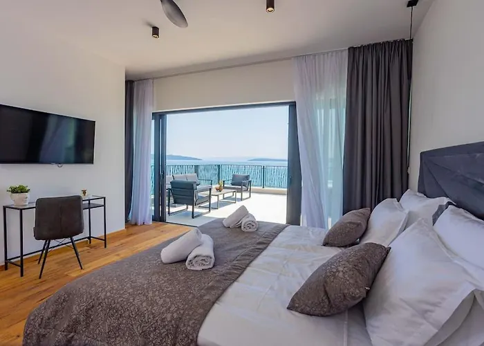 Beachfront Sol&mar With Heated Pool And Jacuzzi ヴィラ Kaštela