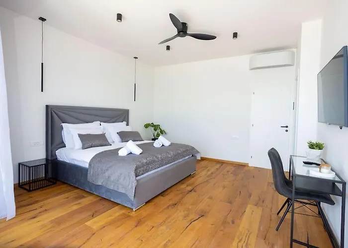 Beachfront Sol&mar With Heated Pool And Jacuzzi Kaštela