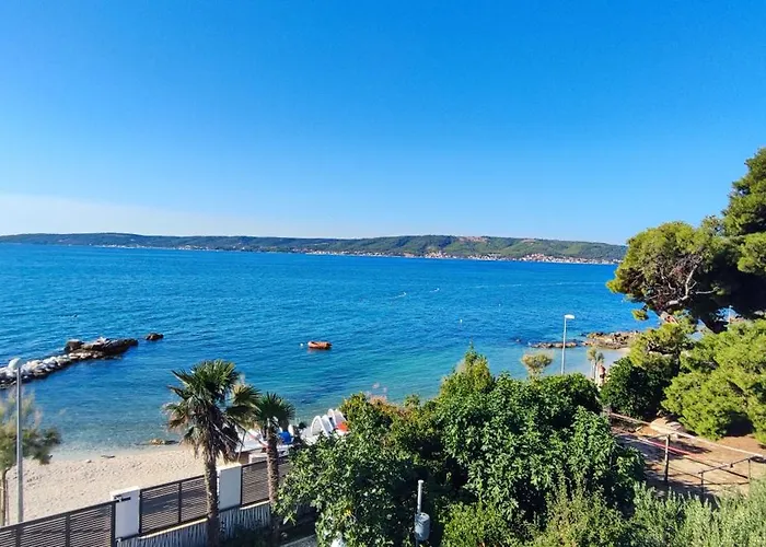 Beachfront Sol&mar With Heated Pool And Jacuzzi * Kaštela