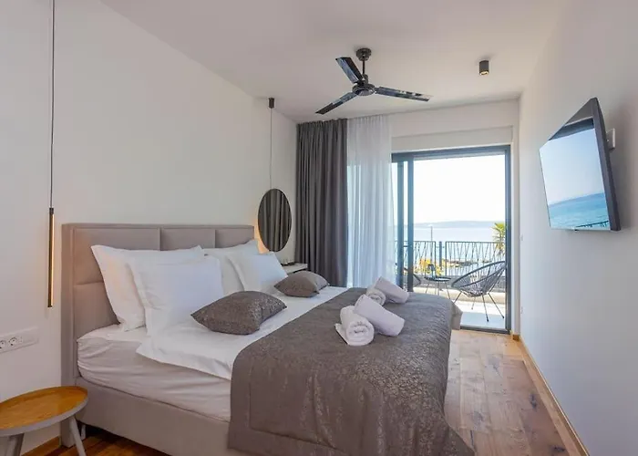 Beachfront Sol&mar With Heated Pool And Jacuzzi ヴィラ Kaštela