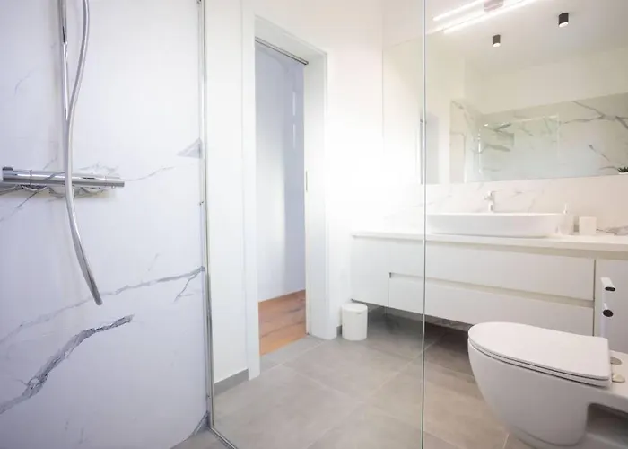 Beachfront Sol&mar With Heated Pool And Jacuzzi Kaštela