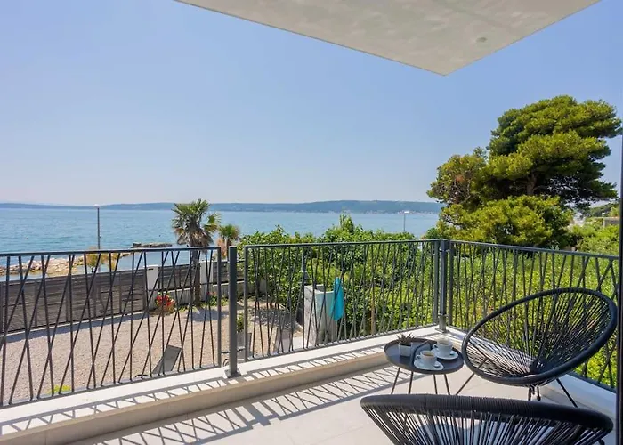 Beachfront Sol&mar With Heated Pool And Jacuzzi Kaštela