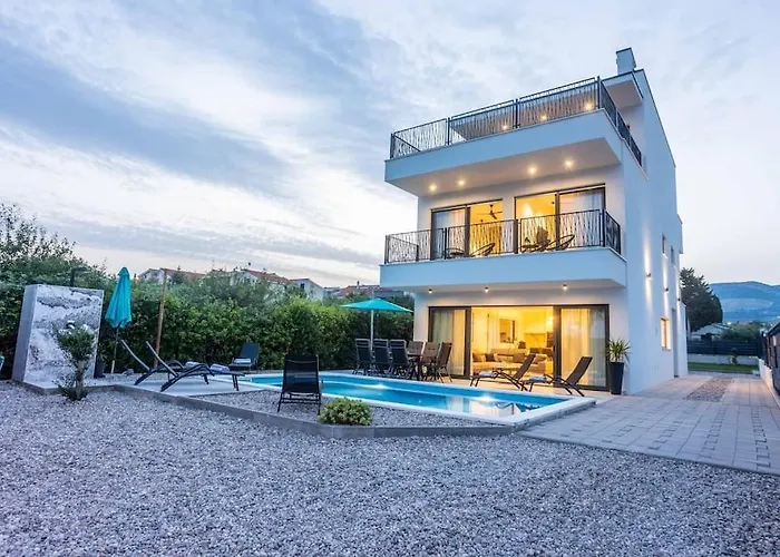 Beachfront Sol&mar With Heated Pool And Jacuzzi * Kaštela