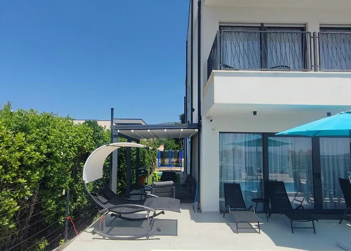 Beachfront Sol&mar With Heated Pool And Jacuzzi Kaštela